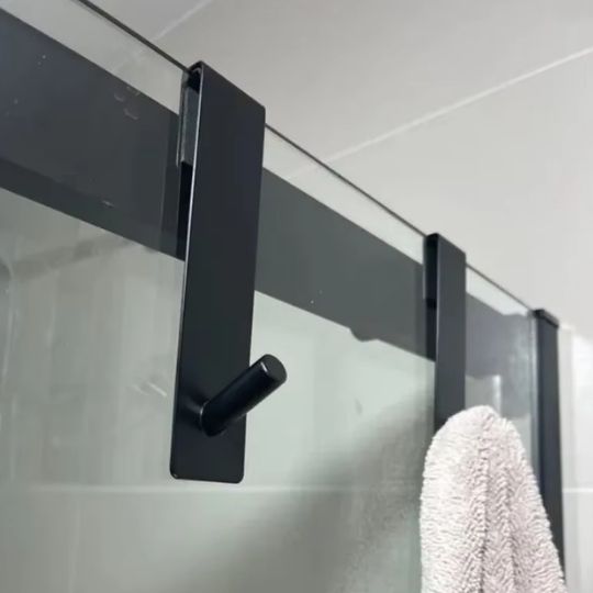 Porte serviette suspendu pour porte vitrée de salle de bain