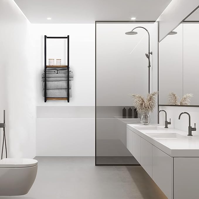 Solution murale pour le rangement des serviettes dans une salle de bain compacte