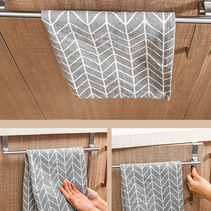 Porte-serviettes inox suspendu sur tiroir de cuisine, gain de place